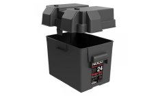 CAJA BATERIA G-24  NEGRAFabricadas en polipropileno inyectado. Completa con cincha y puentes de sujección.
28 x 18 x 24,7 cm