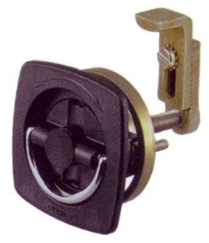 CIERRE EMPOTRABLE NEGRO 63 x 63MMFabricado en latón cromado y plástico. Montaje empotrado, Ø 51 mm. Para puertas de 6 a 28 mm