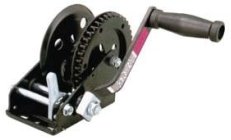 BRAKE WINCH 2500 LBS, RATIO 12:1Fabricados en acero de alta calidad con protección de resina color negro, especial para el ambie