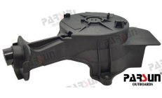 Casing Avviamento (PAF6-04070001)Casing avviamento originale per motori fuoribordo. Protezione resistente alla corrosione marina